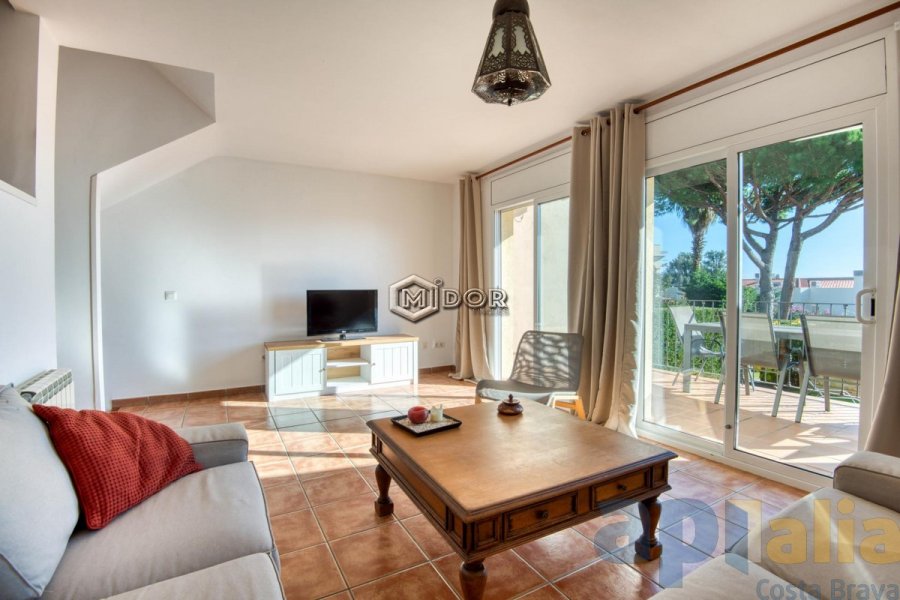 CASA ADOSSADA AMB VISTES A MAR I PISCINA (LLICÈNCIA TURÍSTICA)