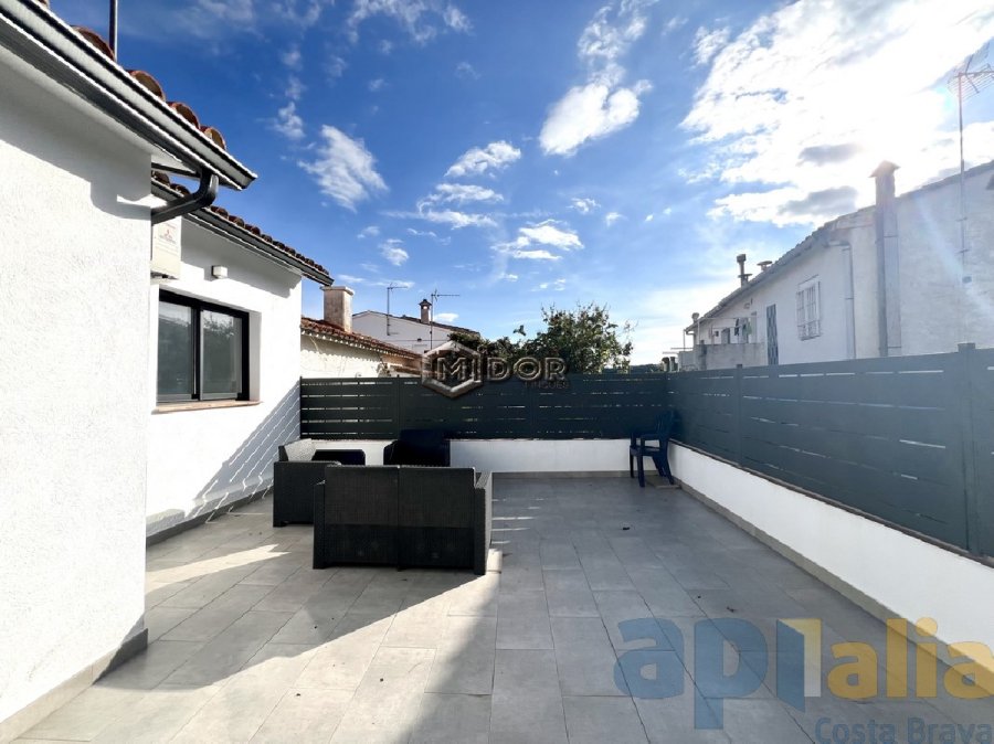 CASA EN PLANTA BAIXA REFORMADA AMB TERRASSA