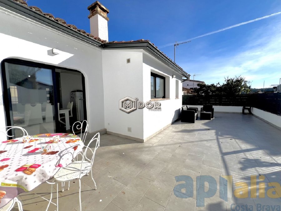CASA EN PLANTA BAIXA REFORMADA AMB TERRASSA