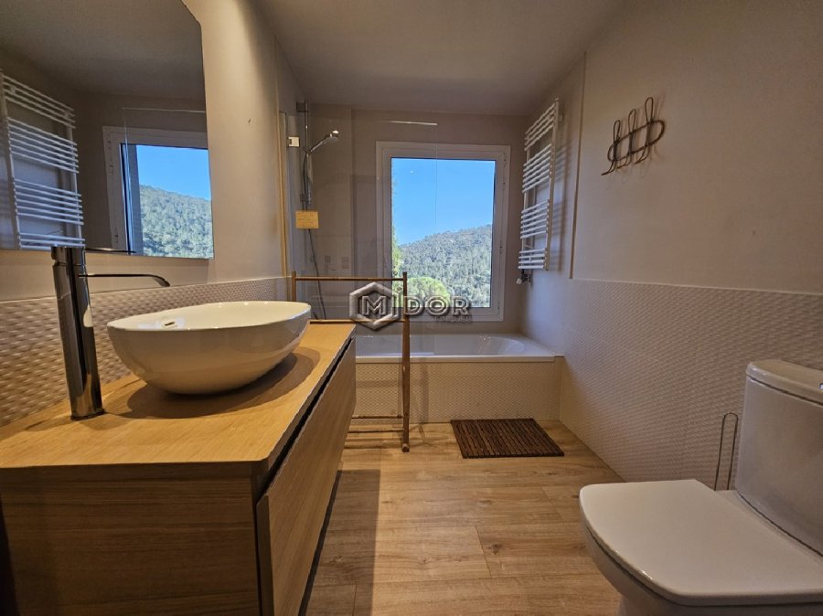 CASA AMB PISCINA I VISTES A LA MUNTANYA