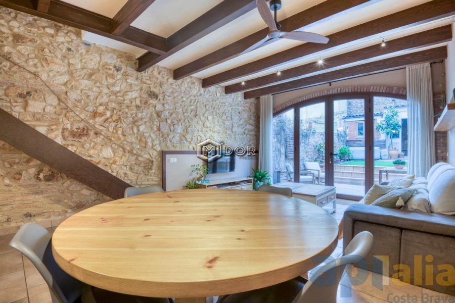 CASA DE POBLE REFORMADA AMB PATI A 500m DE LA PLATJA