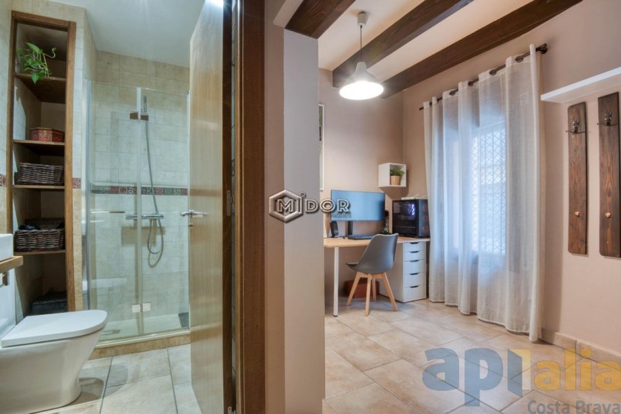 CASA DE POBLE REFORMADA AMB PATI A 500m DE LA PLATJA
