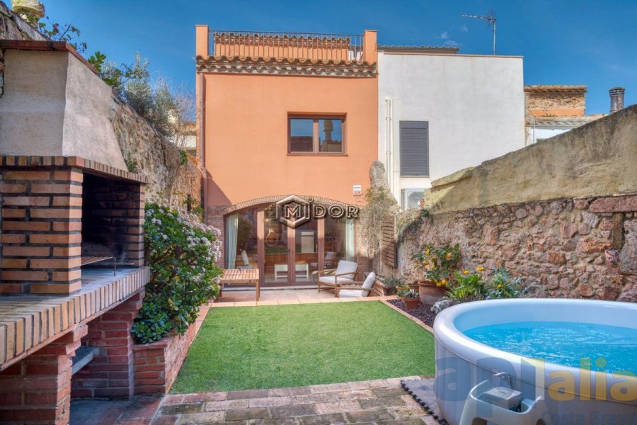 CASA DE POBLE REFORMADA AMB PATI A 500m DE LA PLATJA