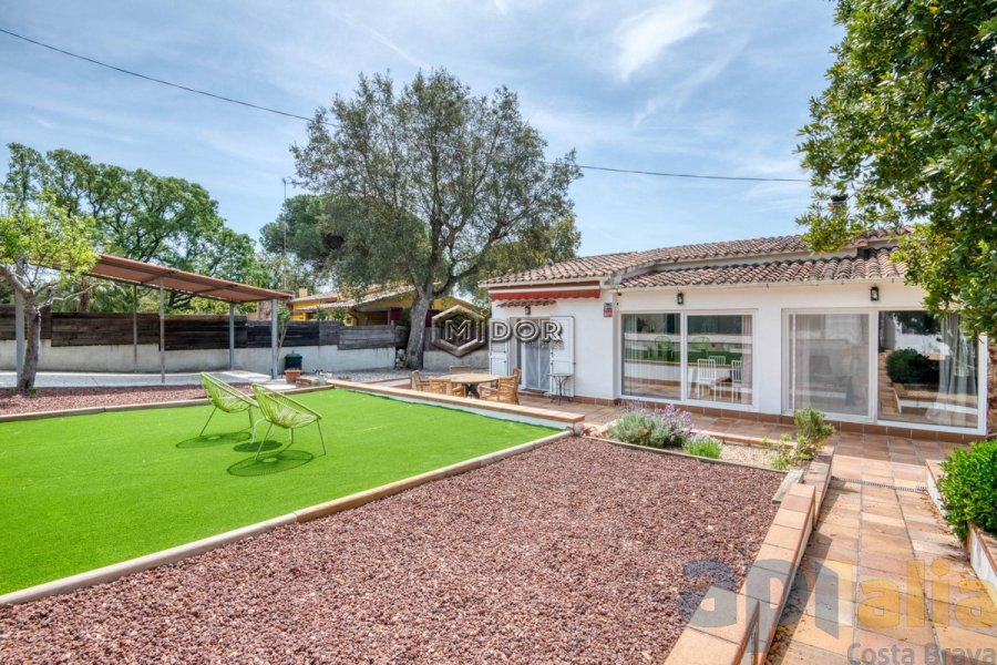 CASA EN PLANTA BAIXA AMB JARDÍ I PISCINA A BELL LLOC STA. CRISTINA D'ARO