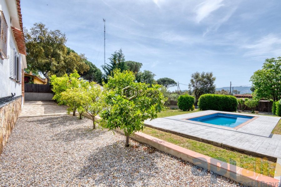 CASA EN PLANTA BAIXA AMB JARDÍ I PISCINA A BELL LLOC STA. CRISTINA D'ARO