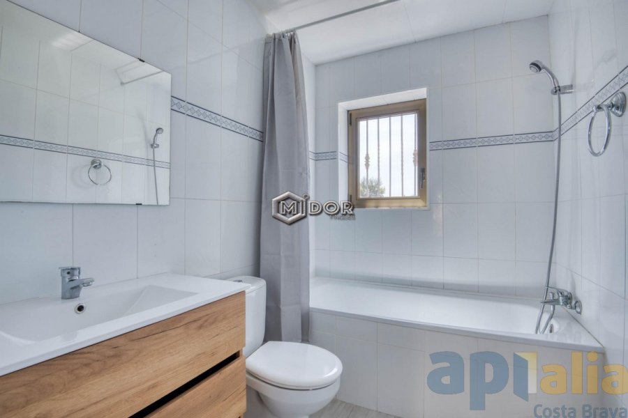 CASA EN PLANTA BAIXA AMB JARDÍ I PISCINA A BELL LLOC STA. CRISTINA D'ARO