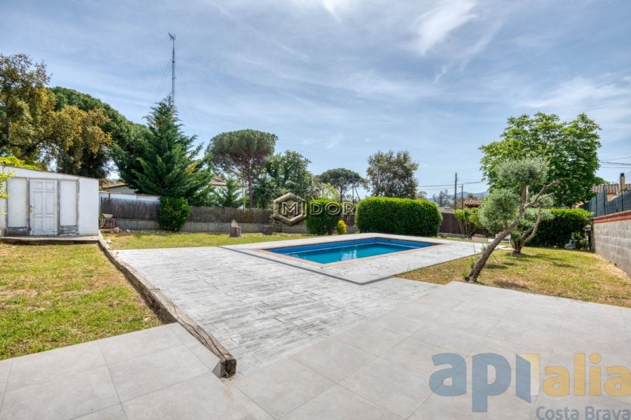 CASA EN PLANTA BAIXA AMB JARDÍ I PISCINA A BELL LLOC STA. CRISTINA D'ARO
