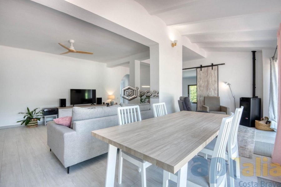 CASA EN PLANTA BAIXA AMB JARDÍ I PISCINA A BELL LLOC STA. CRISTINA D'ARO
