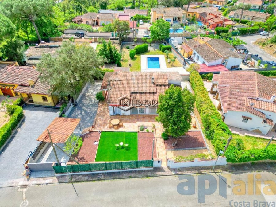 CASA EN PLANTA BAIXA AMB JARDÍ I PISCINA A BELL LLOC STA. CRISTINA D'ARO