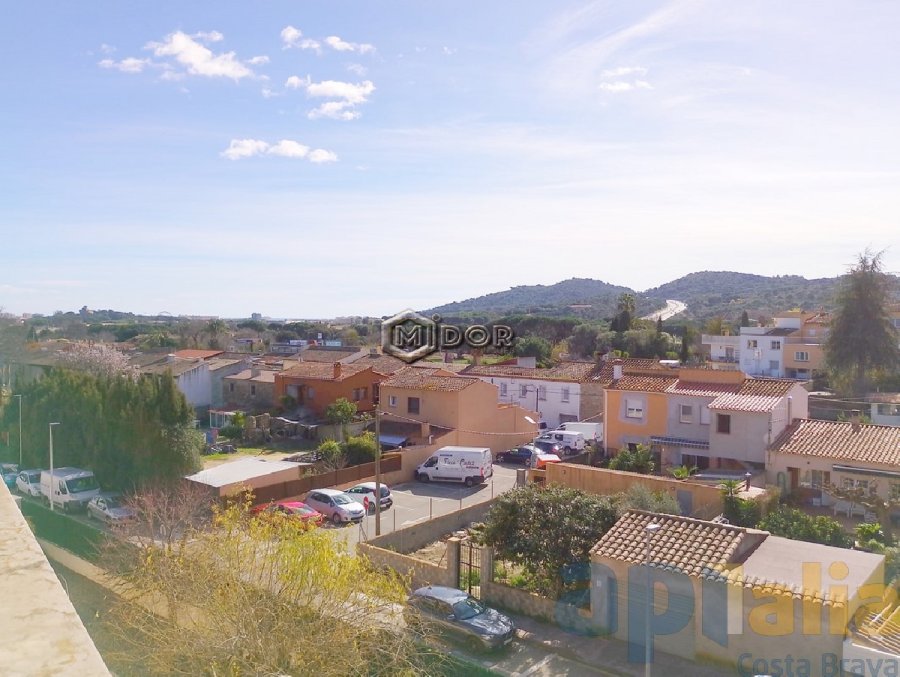 APARTAMENT AMB TERRASSA PÀRQUING I PISCINA COMUNITÀRIA