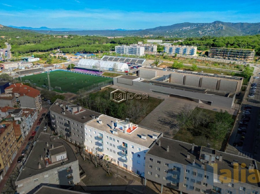 PIS LLUMINÓS AMB PÀRQUING A ZONA ALTA