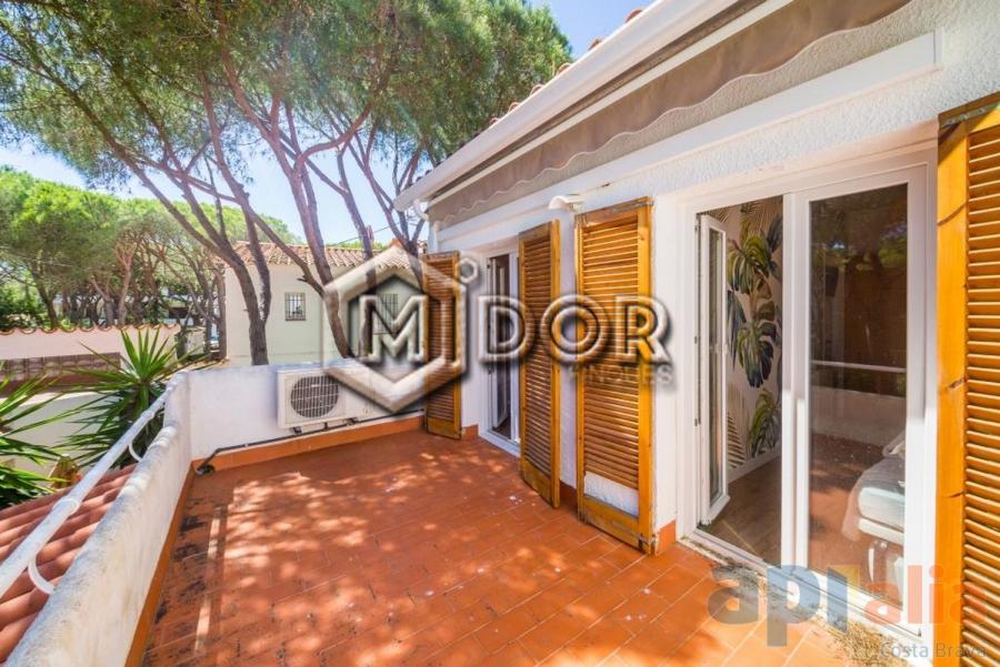 CASA ADOSSADA AMB JARDÍ AL CENTRE