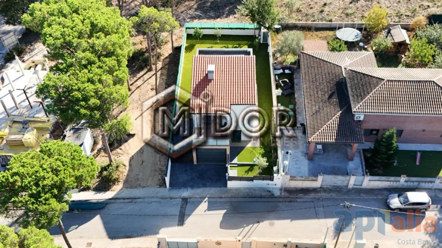 MODERN VILLA WITH PRIVATE POOL, GARAGE AND GARDEN IN CAN SOLÀ GROS II