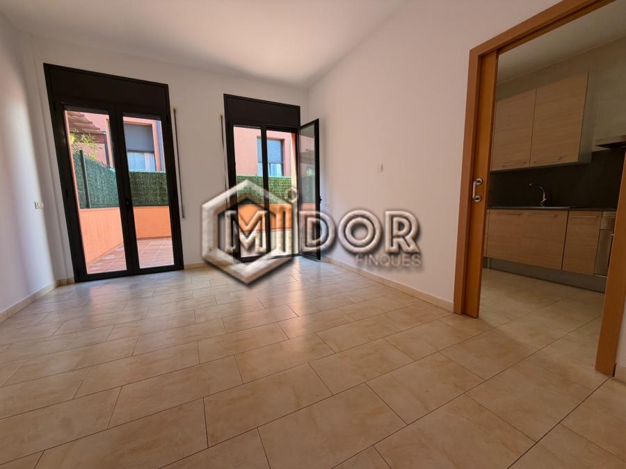 PLANTA BAIXA AMB TERRASSA A TAN SOLS 650m DE LA PLATJA