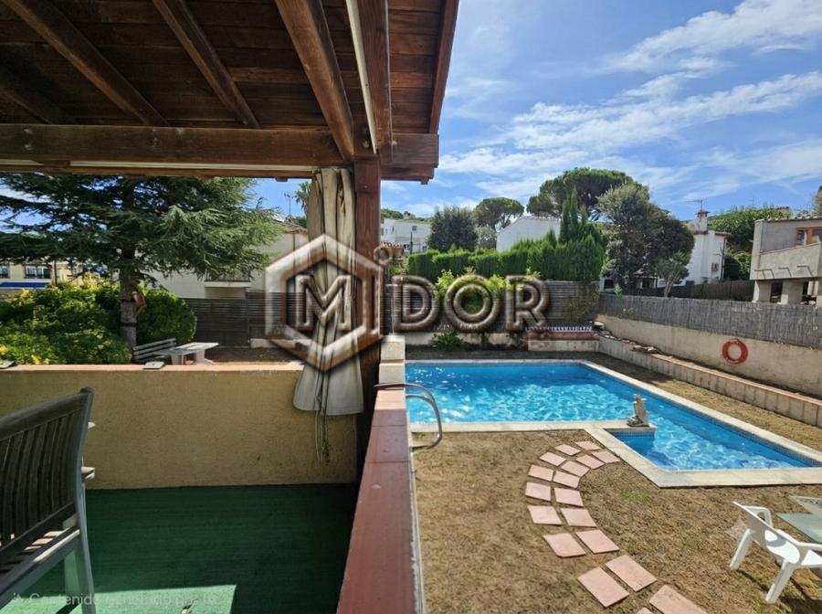 CASA CON GRAN POTENCIAL Y PISCINA PRIVADA EN MAS TREMPAT (SANTA CRISTINA D'ARO)