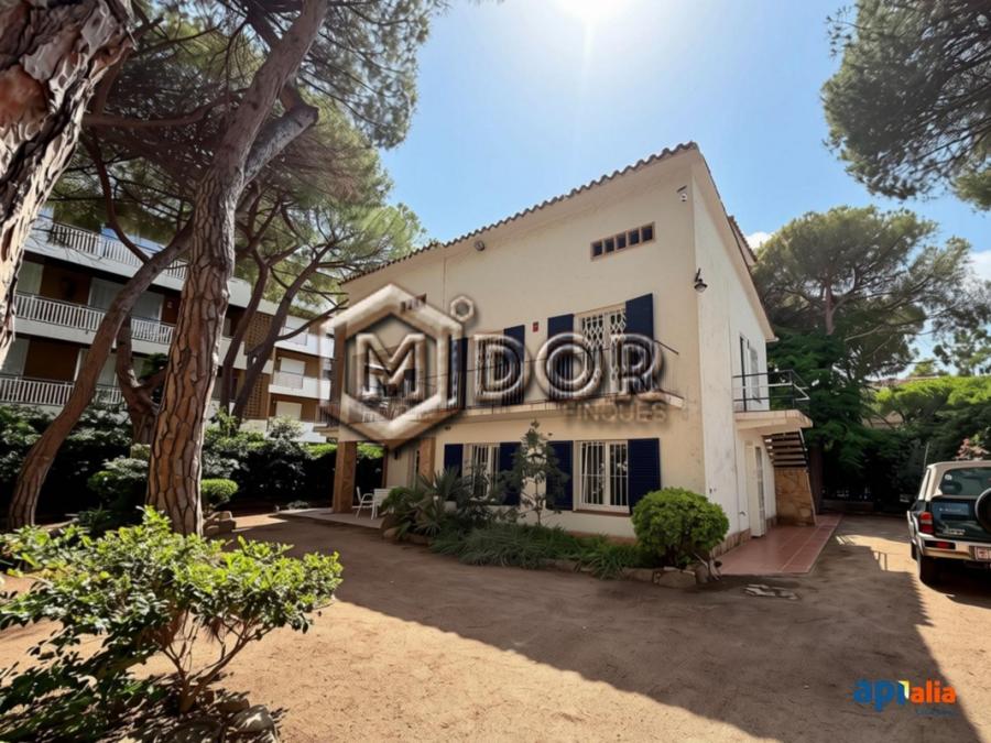 HOUSE WITH PRIVATE GARDEN AND 2 INDEPENDENT HOMES, SECOND LINE FROM THE SEA IN PLATJA D’ARO