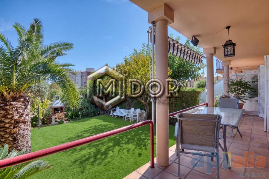 TOWNHOUSE WITH PRIVATE GARDEN IN S’AGARÓ