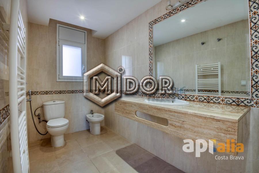 HOUSE WITH POOL IN CALONGE