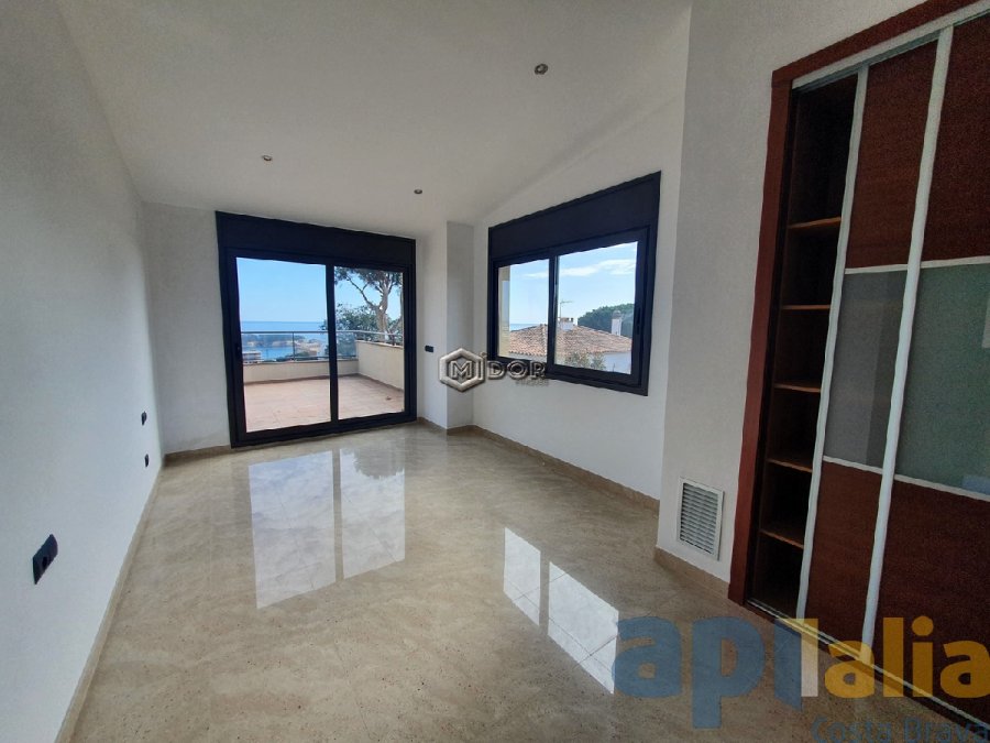 Exclusiva casa d'obra nova a S'Agaró (Costa Brava), a menys d'1km de la platja de Sant Pol i amb vistes a mar.