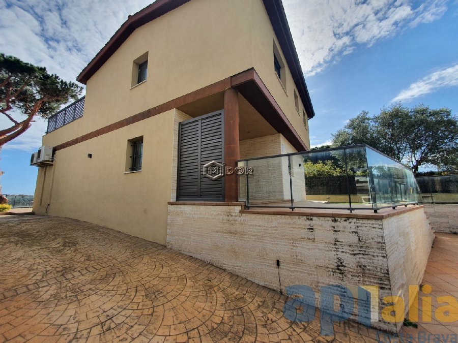 Exclusiva casa d'obra nova a S'Agaró (Costa Brava), a menys d'1km de la platja de Sant Pol i amb vistes a mar.