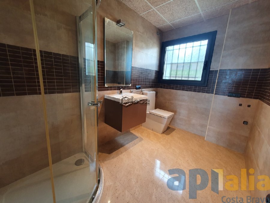 Exclusiva casa d'obra nova a S'Agaró (Costa Brava), a menys d'1km de la platja de Sant Pol i amb vistes a mar.
