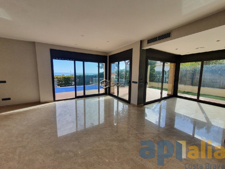 Exclusiva casa d'obra nova a S'Agaró (Costa Brava), a menys d'1km de la platja de Sant Pol i amb vistes a mar.