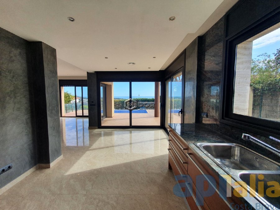 Exclusiva casa d'obra nova a S'Agaró (Costa Brava), a menys d'1km de la platja de Sant Pol i amb vistes a mar.