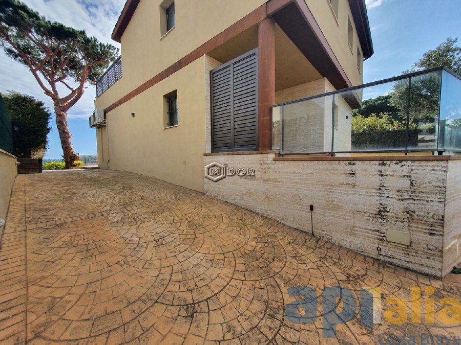 Exclusiva casa d'obra nova a S'Agaró (Costa Brava), a menys d'1km de la platja de Sant Pol i amb vistes a mar.