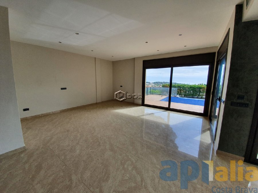 Exclusiva casa d'obra nova a S'Agaró (Costa Brava), a menys d'1km de la platja de Sant Pol i amb vistes a mar.