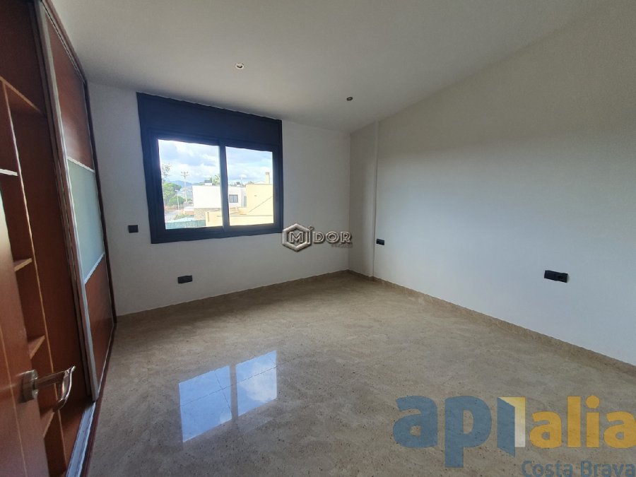 Exclusiva casa d'obra nova a S'Agaró (Costa Brava), a menys d'1km de la platja de Sant Pol i amb vistes a mar.