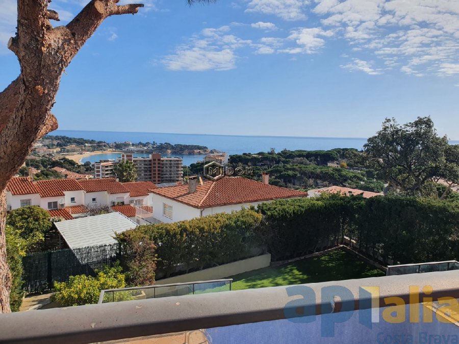 Exclusiva casa d'obra nova a S'Agaró (Costa Brava), a menys d'1km de la platja de Sant Pol i amb vistes a mar.