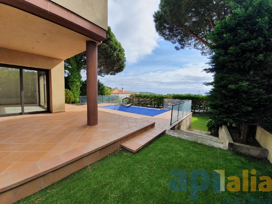 Exclusiva casa d'obra nova a S'Agaró (Costa Brava), a menys d'1km de la platja de Sant Pol i amb vistes a mar.