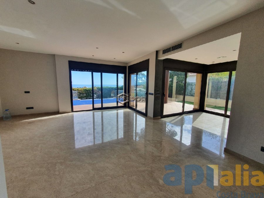Exclusiva casa d'obra nova a S'Agaró (Costa Brava), a menys d'1km de la platja de Sant Pol i amb vistes a mar.