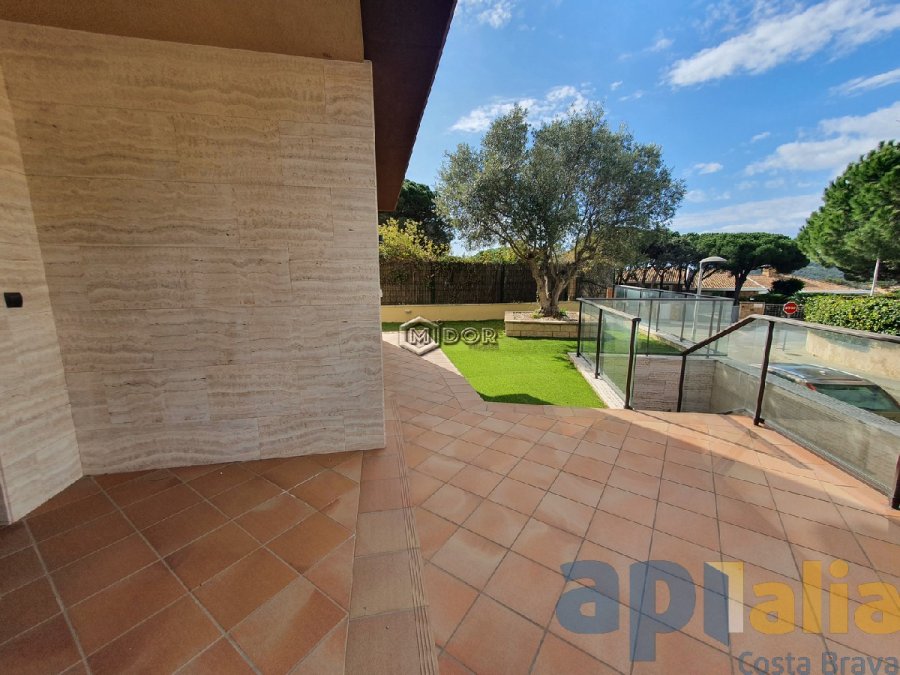 Exclusiva casa d'obra nova a S'Agaró (Costa Brava), a menys d'1km de la platja de Sant Pol i amb vistes a mar.