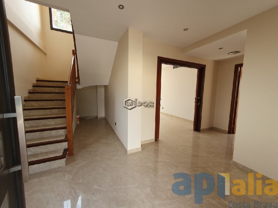 Exclusiva casa d'obra nova a S'Agaró (Costa Brava), a menys d'1km de la platja de Sant Pol i amb vistes a mar.