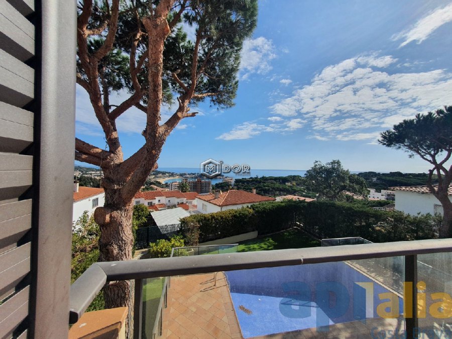 Exclusiva casa d'obra nova a S'Agaró (Costa Brava), a menys d'1km de la platja de Sant Pol i amb vistes a mar.