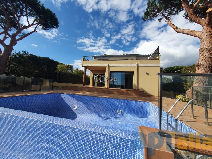Exclusiva casa d'obra nova a S'Agaró (Costa Brava), a menys d'1km de la platja de Sant Pol i amb vistes a mar.