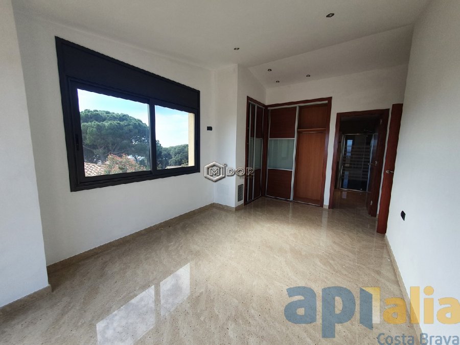 Exclusiva casa d'obra nova a S'Agaró (Costa Brava), a menys d'1km de la platja de Sant Pol i amb vistes a mar.