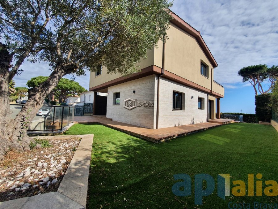 Exclusiva casa d'obra nova a S'Agaró (Costa Brava), a menys d'1km de la platja de Sant Pol i amb vistes a mar.