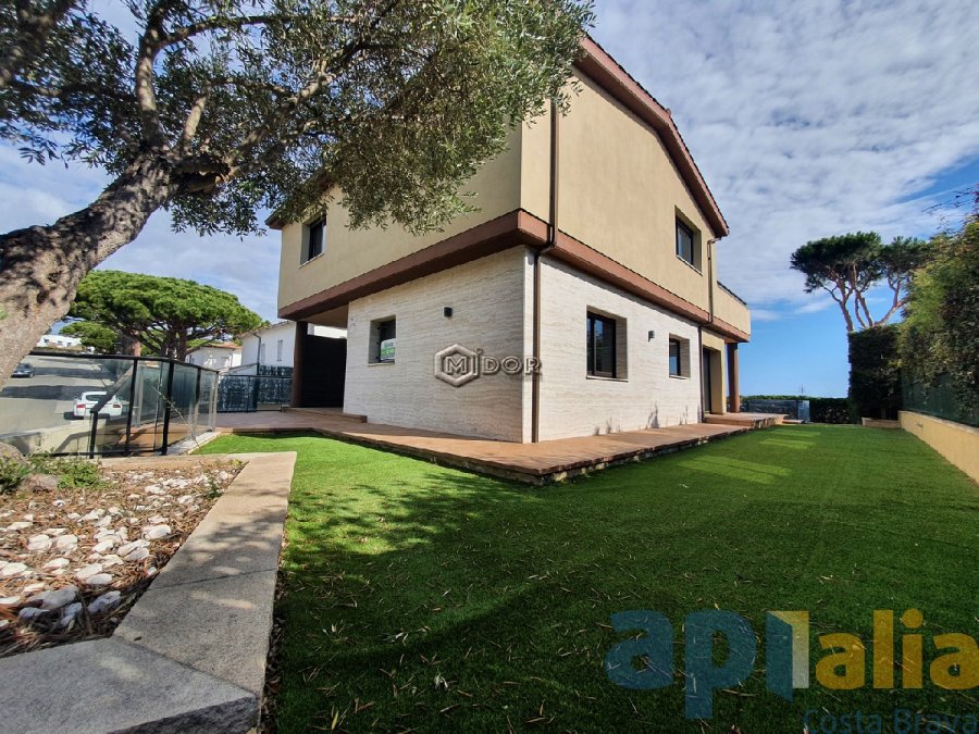 Exclusiva casa d'obra nova a S'Agaró (Costa Brava), a menys d'1km de la platja de Sant Pol i amb vistes a mar.