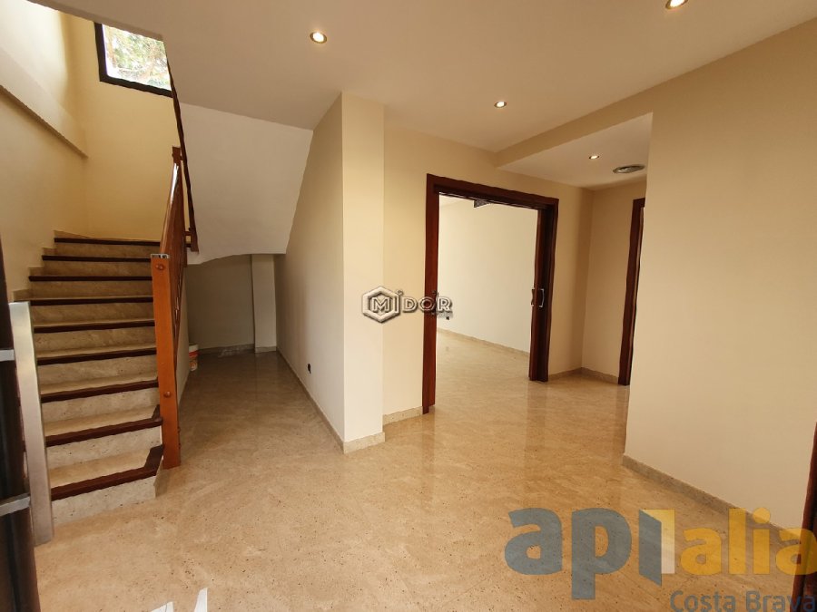 Exclusiva casa d'obra nova a S'Agaró (Costa Brava), a menys d'1km de la platja de Sant Pol i amb vistes a mar.