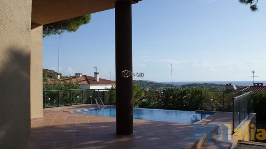 Exclusiva casa d'obra nova a S'Agaró (Costa Brava), a menys d'1km de la platja de Sant Pol i amb vistes a mar.