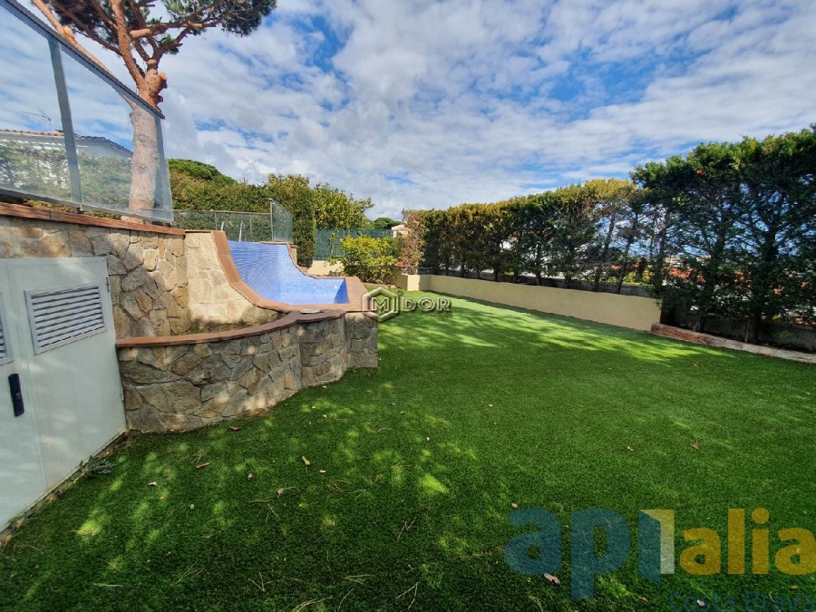 Exclusiva casa d'obra nova a S'Agaró (Costa Brava), a menys d'1km de la platja de Sant Pol i amb vistes a mar.