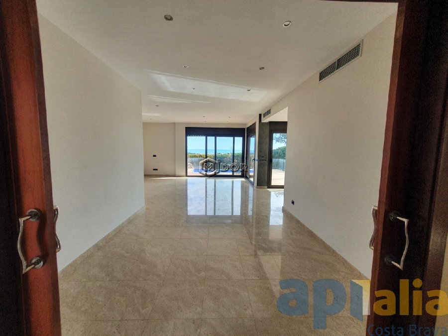 Exclusiva casa d'obra nova a S'Agaró (Costa Brava), a menys d'1km de la platja de Sant Pol i amb vistes a mar.