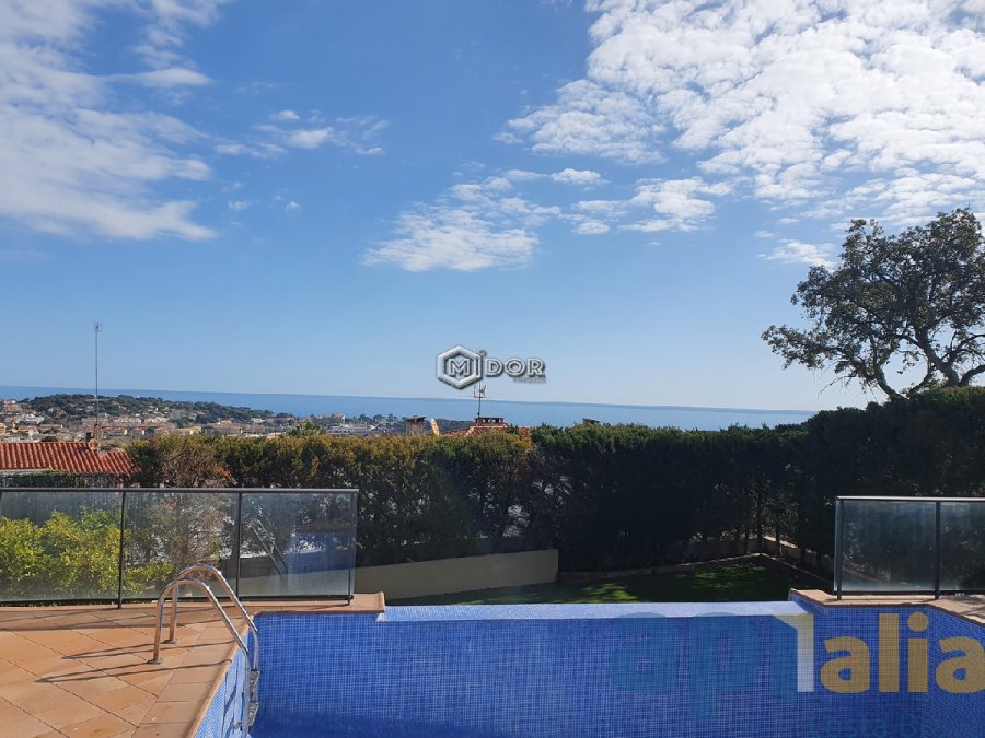 Exclusiva casa d'obra nova a S'Agaró (Costa Brava), a menys d'1km de la platja de Sant Pol i amb vistes a mar.