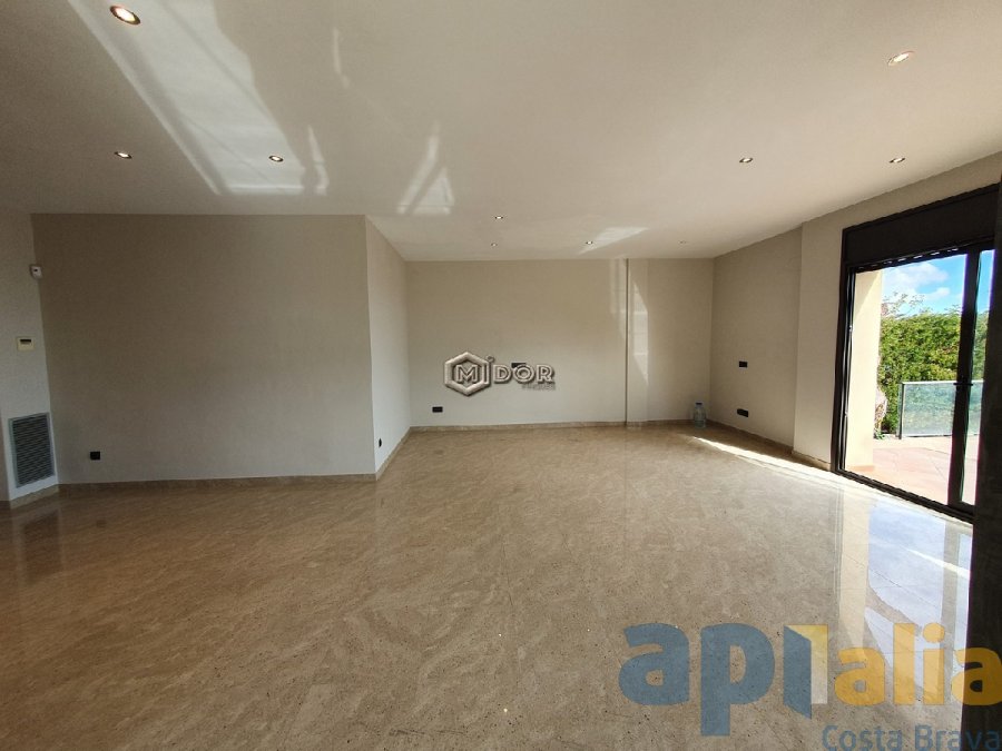 Exclusiva casa d'obra nova a S'Agaró (Costa Brava), a menys d'1km de la platja de Sant Pol i amb vistes a mar.