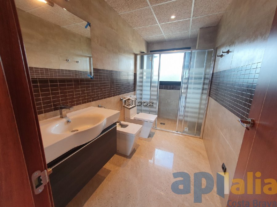 Exclusiva casa d'obra nova a S'Agaró (Costa Brava), a menys d'1km de la platja de Sant Pol i amb vistes a mar.