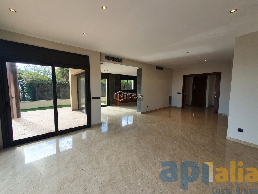 Exclusiva casa d'obra nova a S'Agaró (Costa Brava), a menys d'1km de la platja de Sant Pol i amb vistes a mar.
