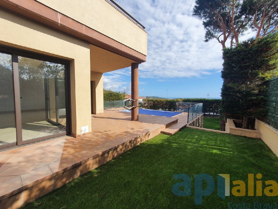 Exclusiva casa d'obra nova a S'Agaró (Costa Brava), a menys d'1km de la platja de Sant Pol i amb vistes a mar.