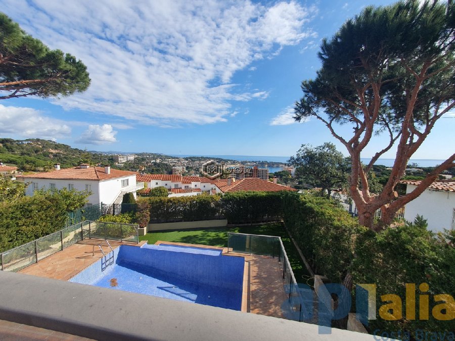 Exclusiva casa d'obra nova a S'Agaró (Costa Brava), a menys d'1km de la platja de Sant Pol i amb vistes a mar.
